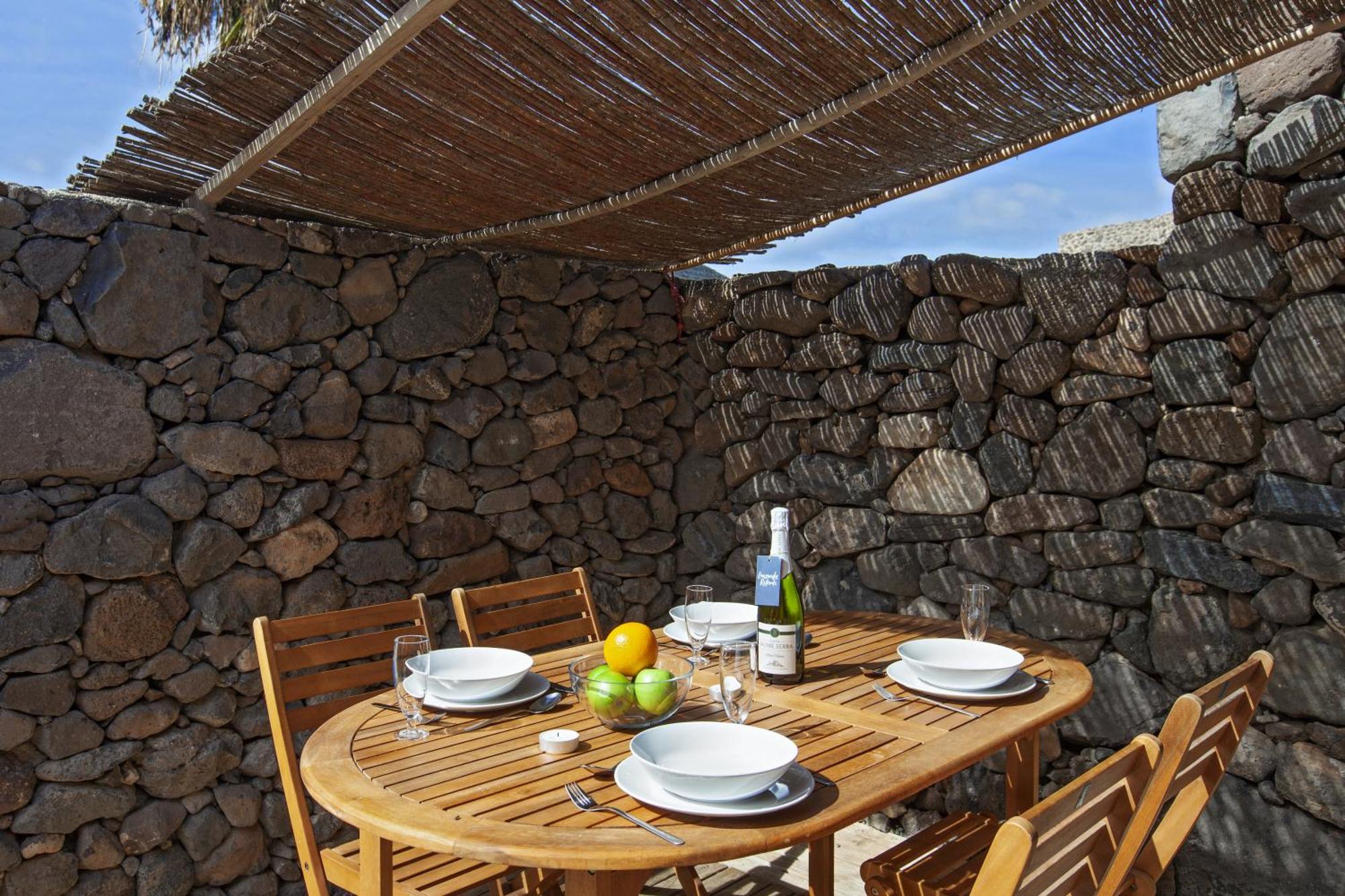 Finca De Arrieta Village - Yurts And Stone Cottages - Shared Pool - Walking Distance To Arrieta Beach - Eco Friendly Tabayesco Ruang foto